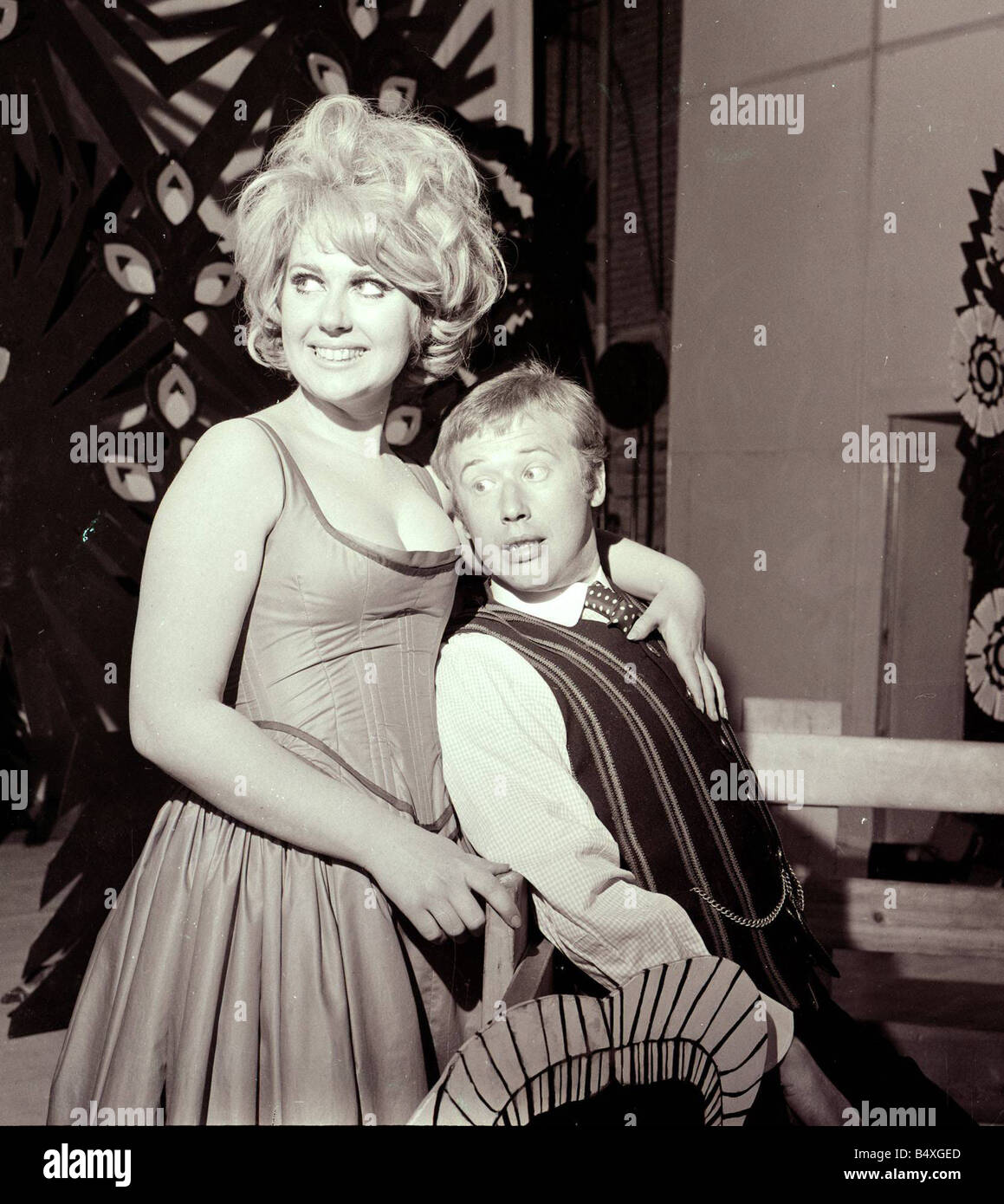 Colin Farrell et Charlotte Howard Juin 1967 Comme vous l aimez ouvre a Londres au Vaudeville Theatre dans le volet des acteurs portant des vetements de style Mod Photo Stock Alamy