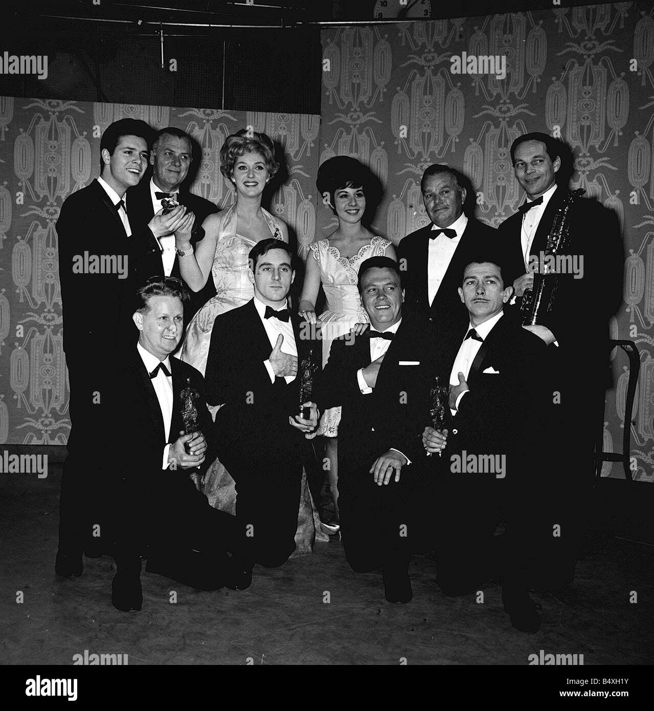 Les bénéficiaires d'Ivor Novello awards : Cliff Richard Helen Shapiro Matt Monro Anthony Newley Johny Dankworth présentée par Billy Butlin Katie Boyle 13 05 62 Banque D'Images