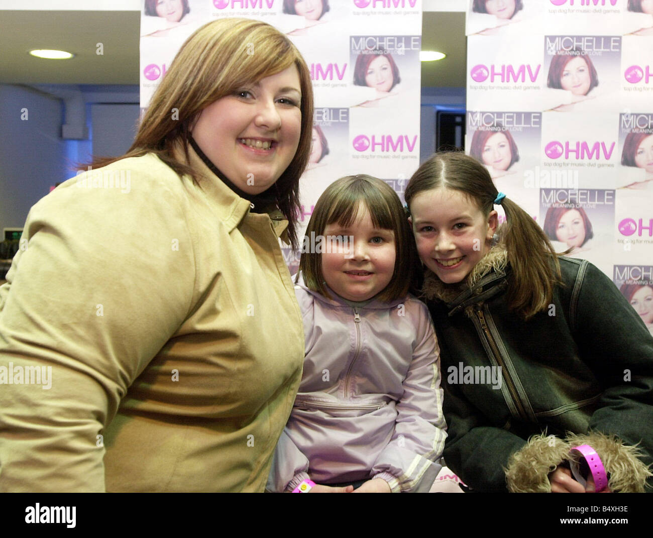 MICHELLE MCMANUS FAIT LA PROMOTION D'UN TOURBILLON HIER LUNDI ICI ELLE EST PHOTOGRAPHIÉE DANS HMV PRINCESS ST RÉUNION D'EDIMBOURG FANS ET SIGNER DES AUTOGRAPHES AVEC LES JEUNES FANS BECKY ANDERSON 7 ET AMY ANDERSON 10 DE DALGETTY BAY FIFE Banque D'Images