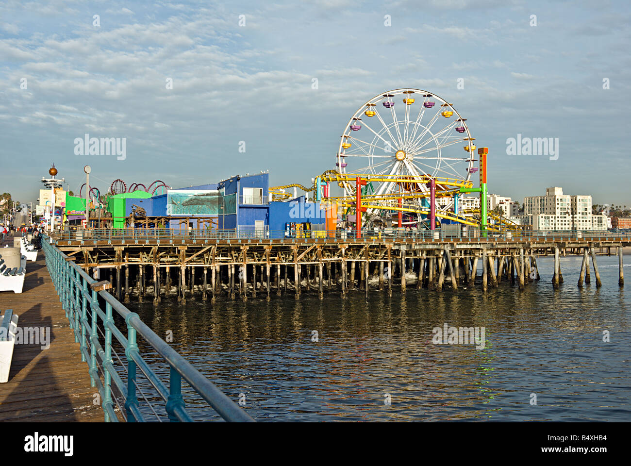 La jetée de Santa Monica en Californie, CA, USA, US Pacific Park Grande Roue, amusement park, Roller Coaster Lowes Beach Hotel Banque D'Images