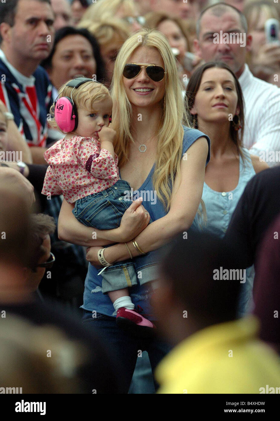 Avec l'actrice Gwyneth Paltrow fille montres Apple son mari Chris Martin effectuer au Live8 Banque D'Images