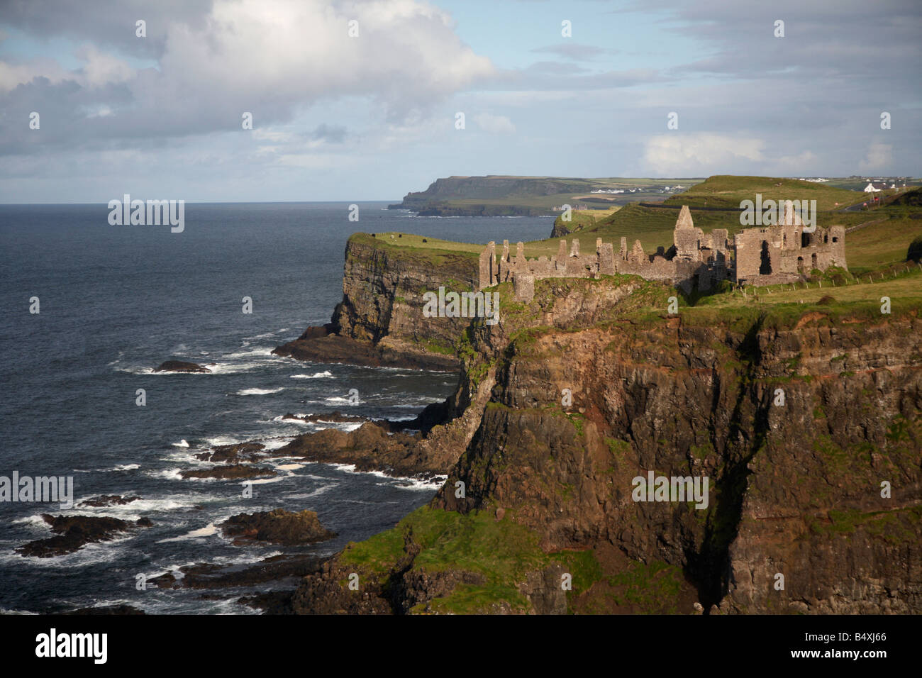 Le château de dunluce et le nord de la côte d'Antrim county antrim irlande du nord uk Banque D'Images