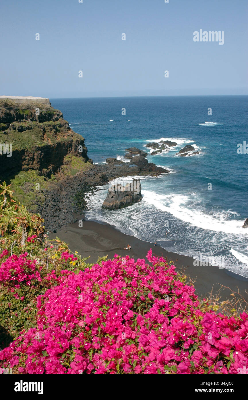 La plage de sable noir de Playa El Bolllo près de Puerto de la Cruz à Tenerife - considérée comme l'une des plus belles plages de l'île. Banque D'Images