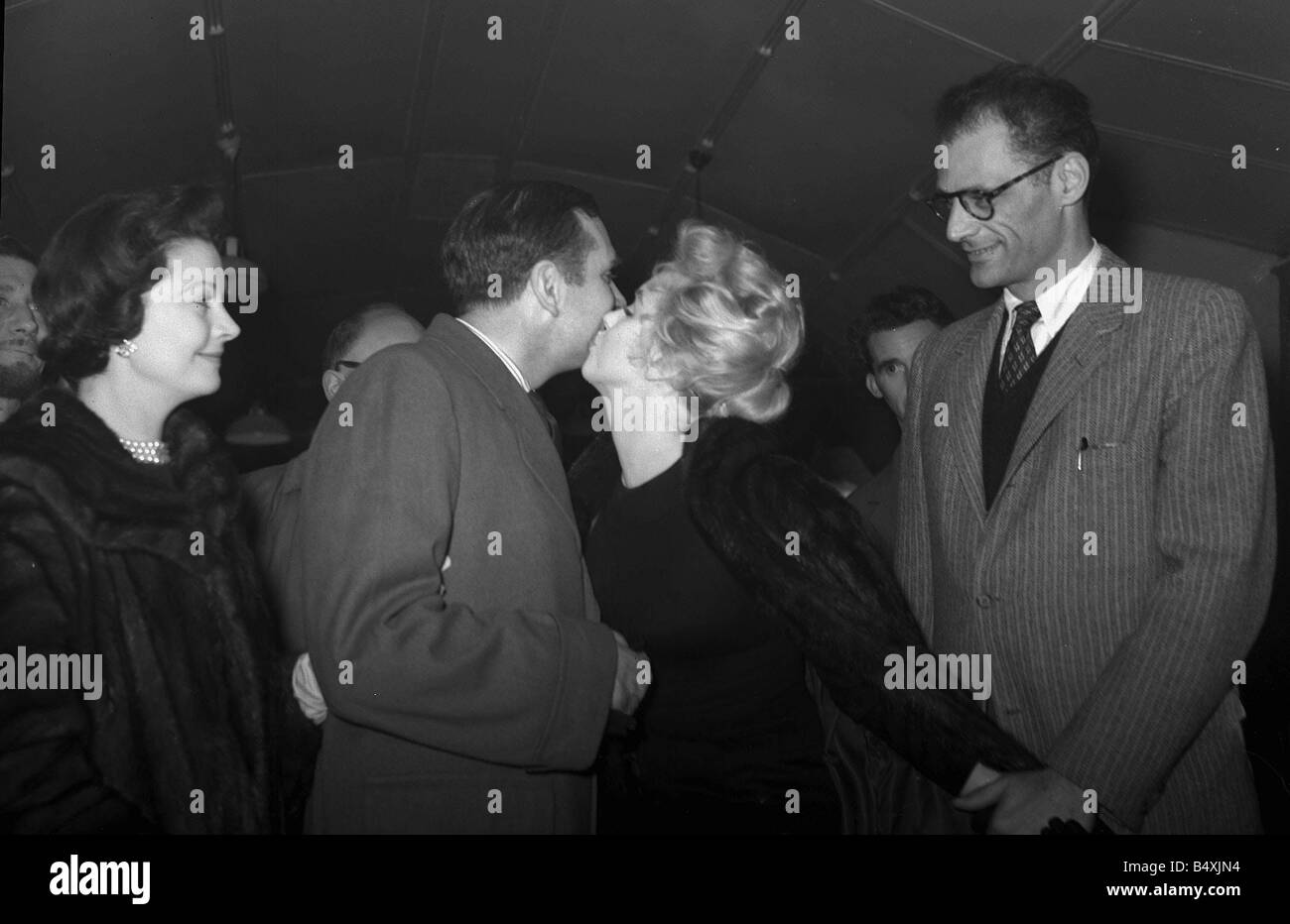 Marilyn Monroe et Arthur Miller 1956 partir pour l'U S avec Laurence Olivier et Vivien Leigh disent adieu Olivier et Monroe venait juste de terminer le film Le Prince et la showgirl publié 1957 Olivier réalisé ainsi que la vedette dans le film Monroe a rencontré le dramaturge Arthur Miller à New York et plus tard mon lui après la désintégration de son mariage à New York Yankees Joe DiMaggio légende Laurence Olivier Vivien Leigh mariés Divorcés en 1940 1960 pour plus d'info recherche pour Laurence Olivier Fame Banque D'Images