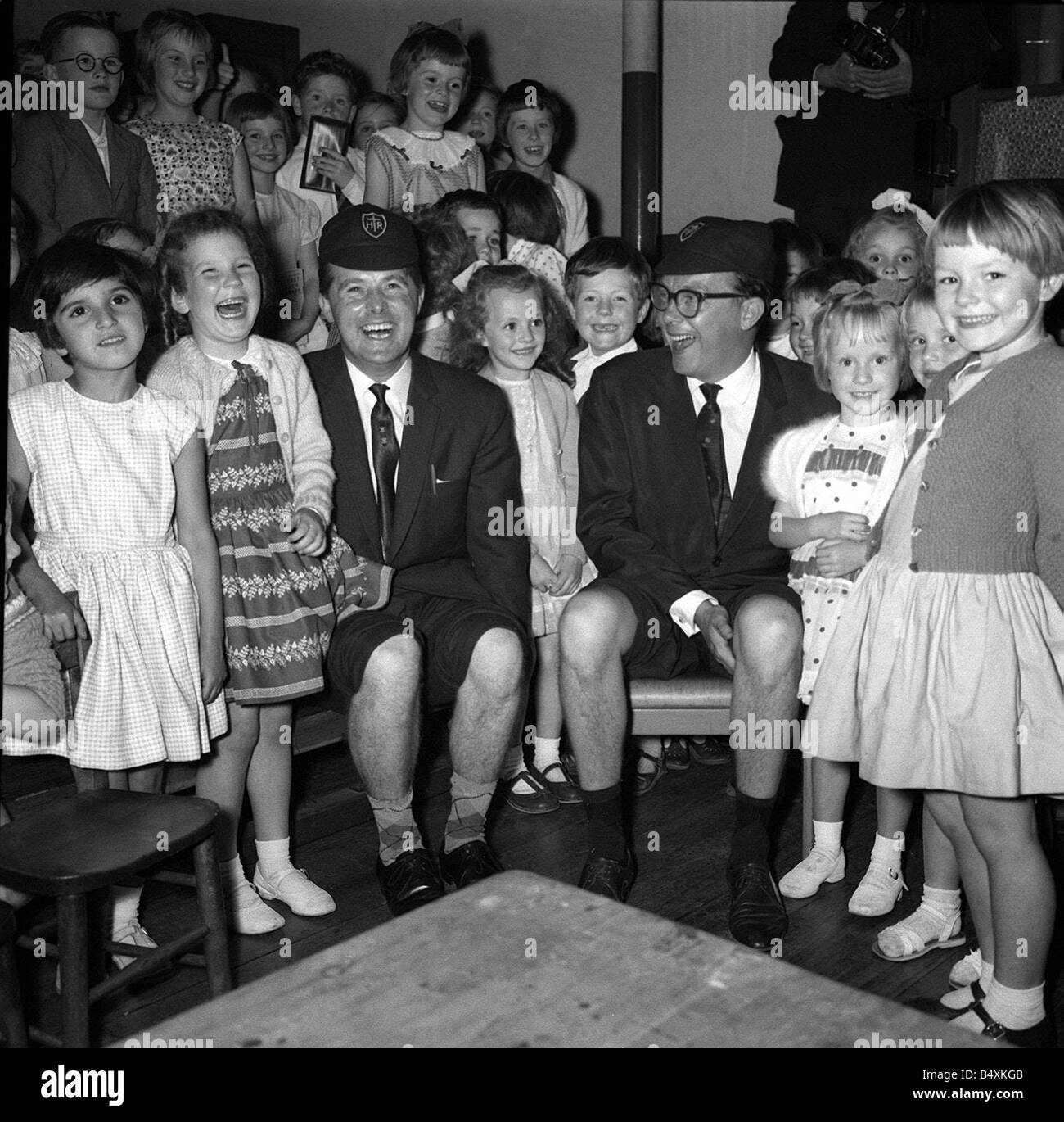 Sage avec les enfants de Morecambe le hameau de Ratcliff school Stepney Londres portant des uniformes scolaires et caps Banque D'Images