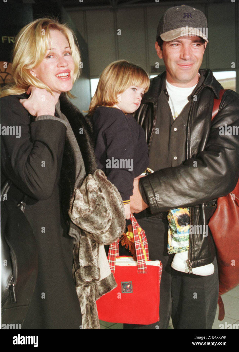 L'actrice Melanie Griffith et Antonia Banderas en janvier 1999 avec leurs deux ans Stella Del Carman Banderas Griffith de quitter l'aéroport de Heathrow pour Los Angeles Banque D'Images