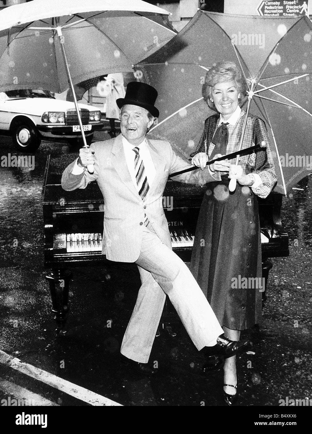 Ernie Wise avec son associé Eric s épouse Joan Morecambe Dancing in the rain Banque D'Images