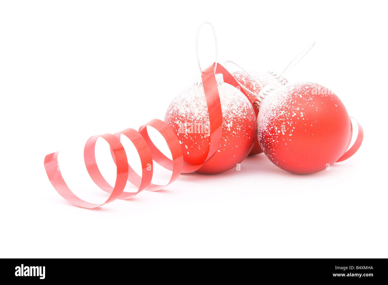 Trois boules de Noël et un ruban isolé sur fond blanc Banque D'Images
