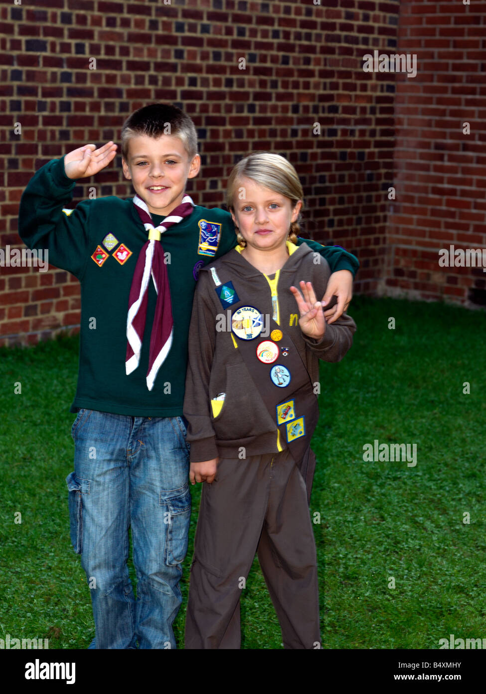 Cub et Brownie avec insignes Banque D'Images
