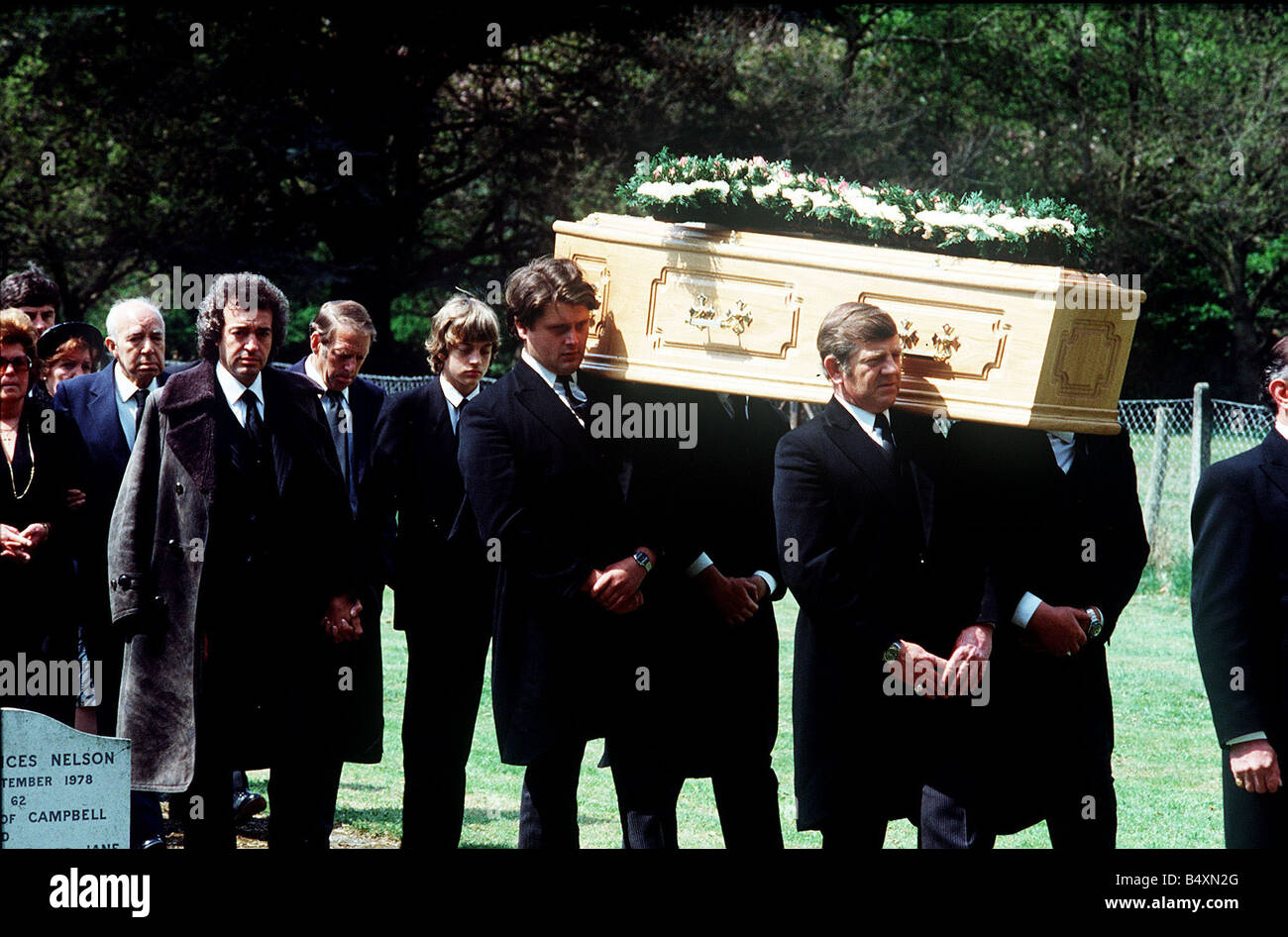 Alan Lake et fils Jason suivre le cercueil de Diana Dors transportés par porteurs au cours de funérailles 1984 Banque D'Images
