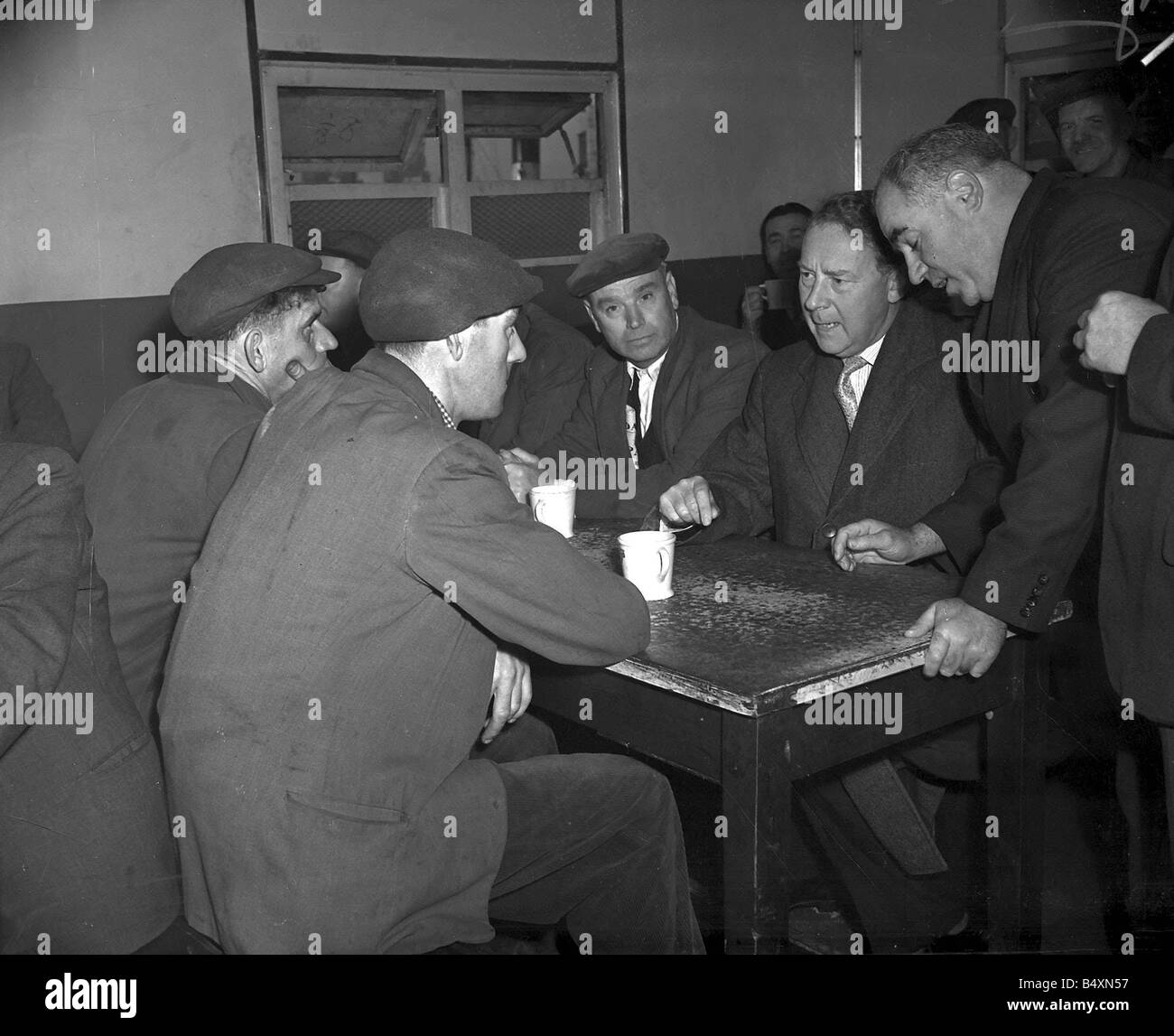 Hugh Gaitskell MP 1958 entretiens avec les dockers de Liverpool au cours d'une tasse de thé dans la région de Gladstone cantine Dock MP 1958 de South Leeds 1945 63 Banque D'Images