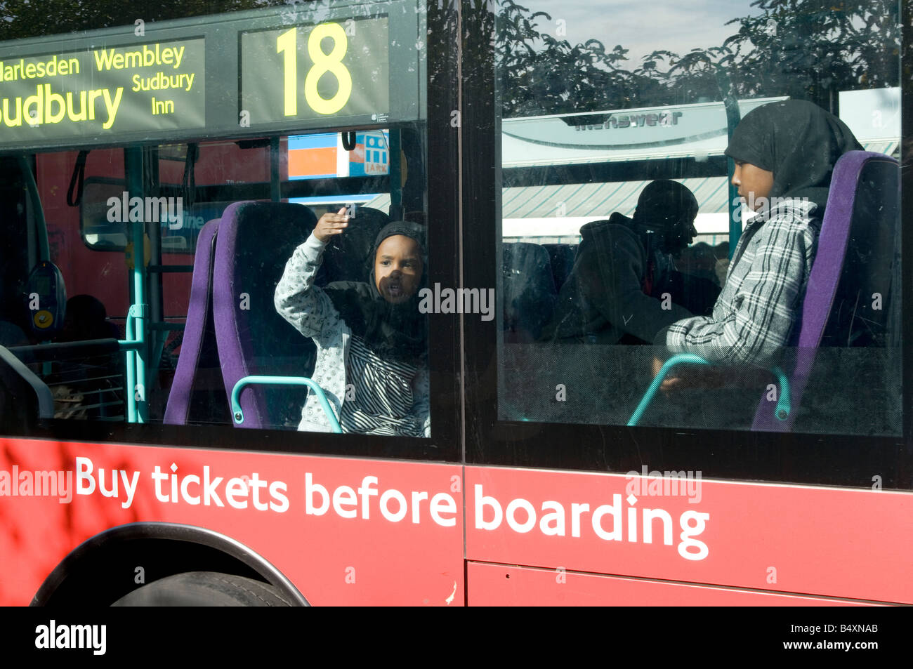 UK-passagers à bord d'un bus de Londres. Photo © Julio Etchart Banque D'Images