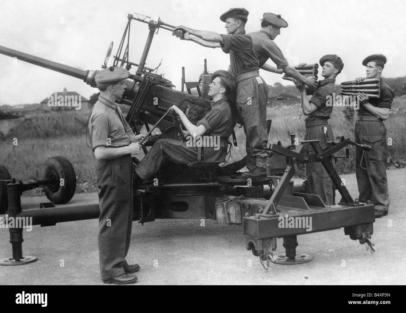 Le 670 Régiment d'AA Light RATA Tyneside Scottish ayant sur l'enseignement au cours de leur premier canon Bofors camp de week-end à Westerhope Banque D'Images