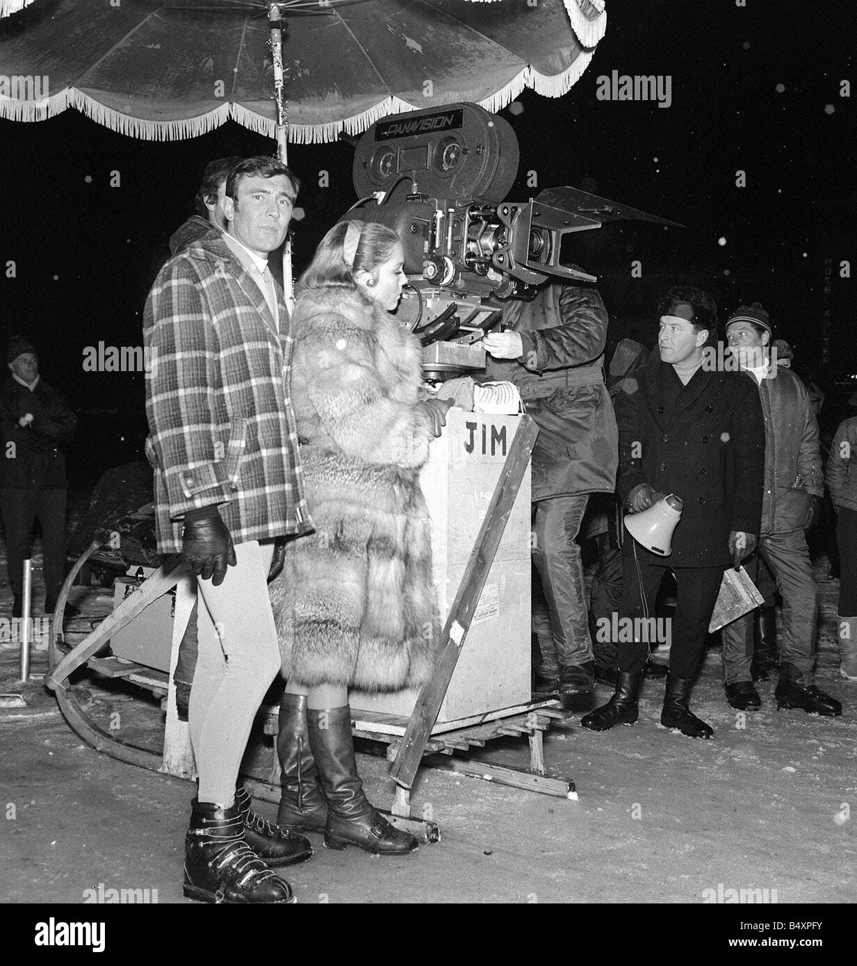 Films sur Sa Majesté s Sectret James Bond 007 Service George Lazenby et Diana Rigg se placer à côté de l'une de l'appareil photo pendant la s Banque D'Images