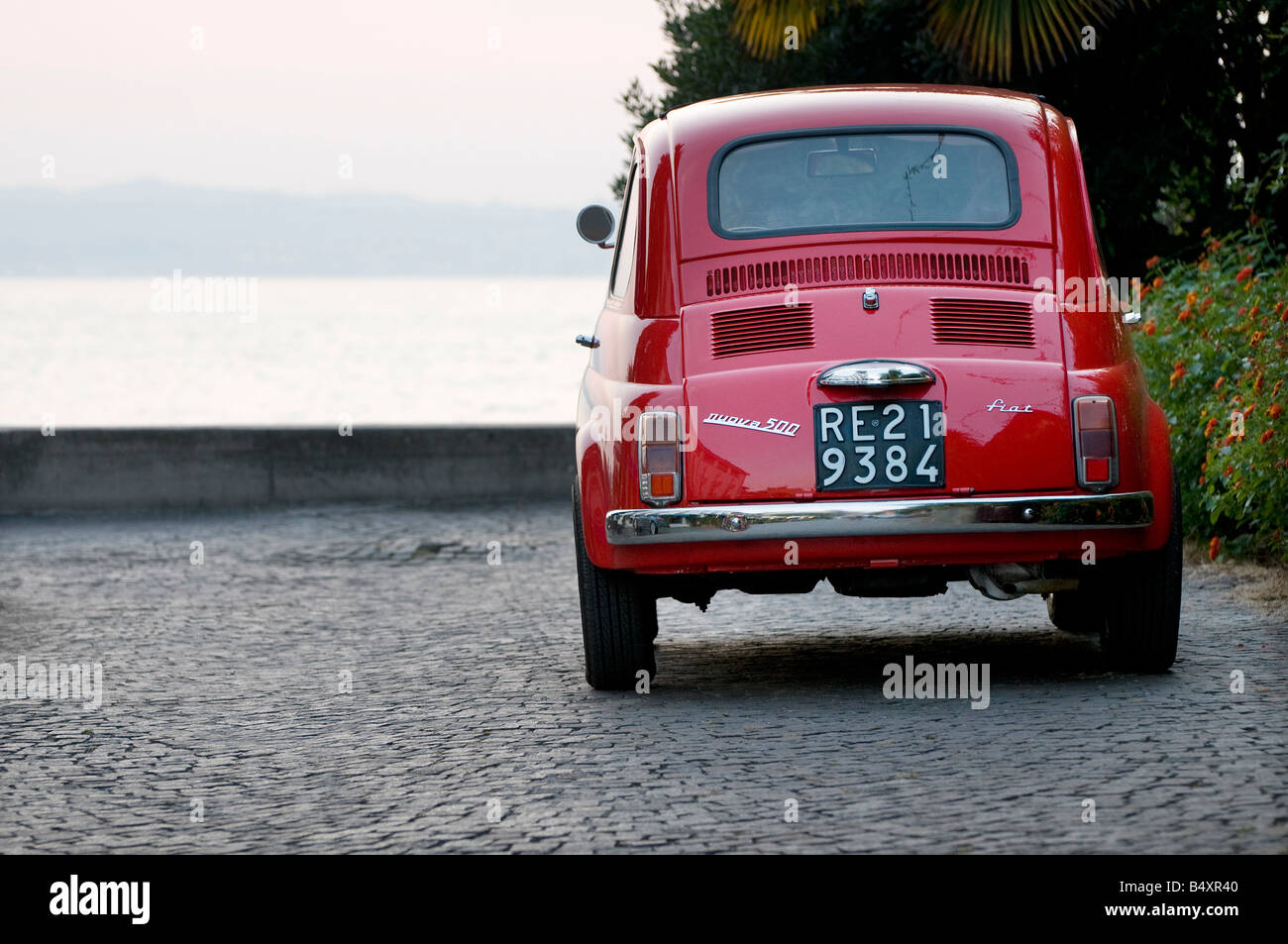 Fiat 500 voiture à moteur sur le lac de Garde, Italie Banque D'Images