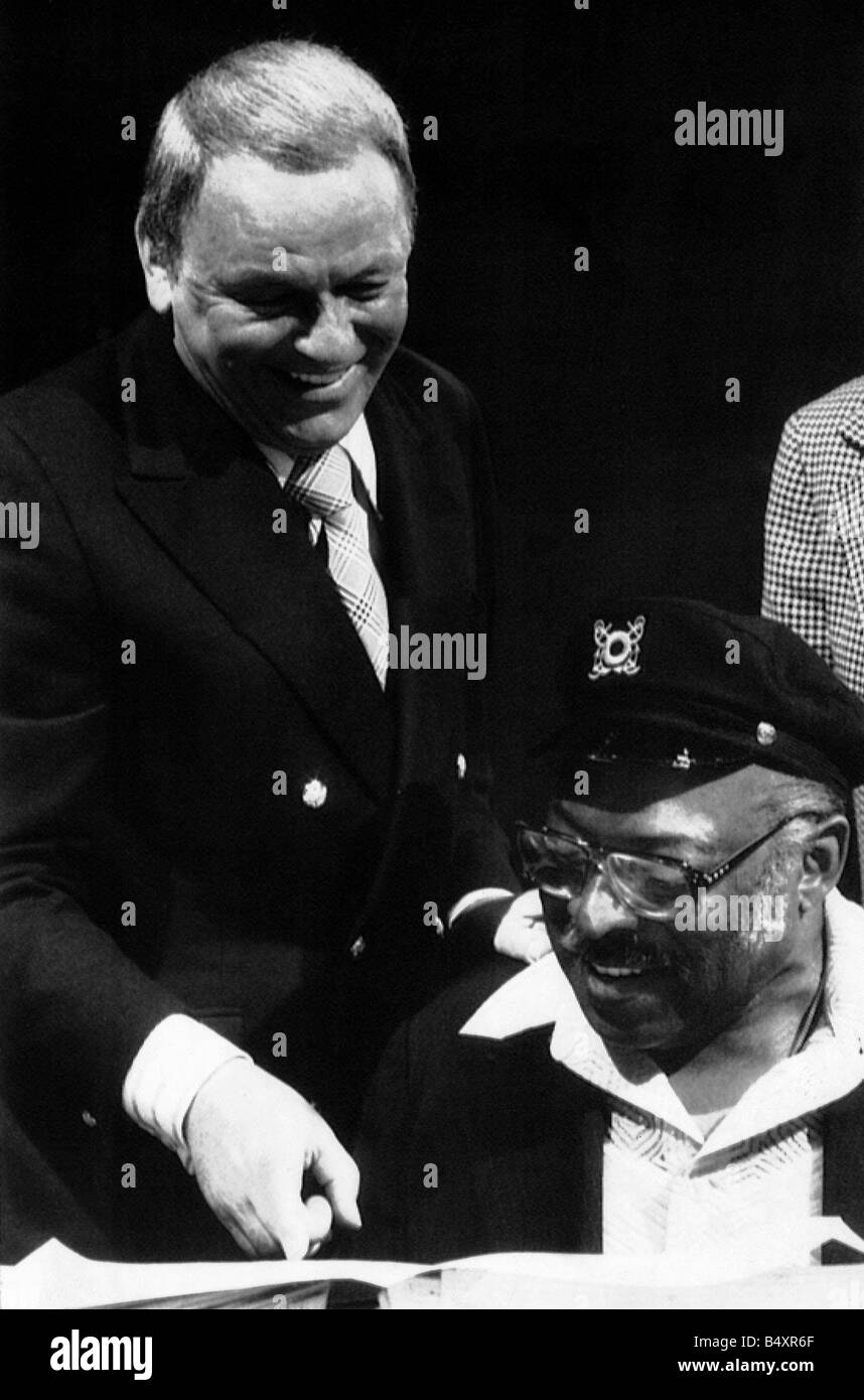 Frank Sinatra et count bassie préparer The Sinatras ouverture à New Yorks Uris Theatre Banque D'Images