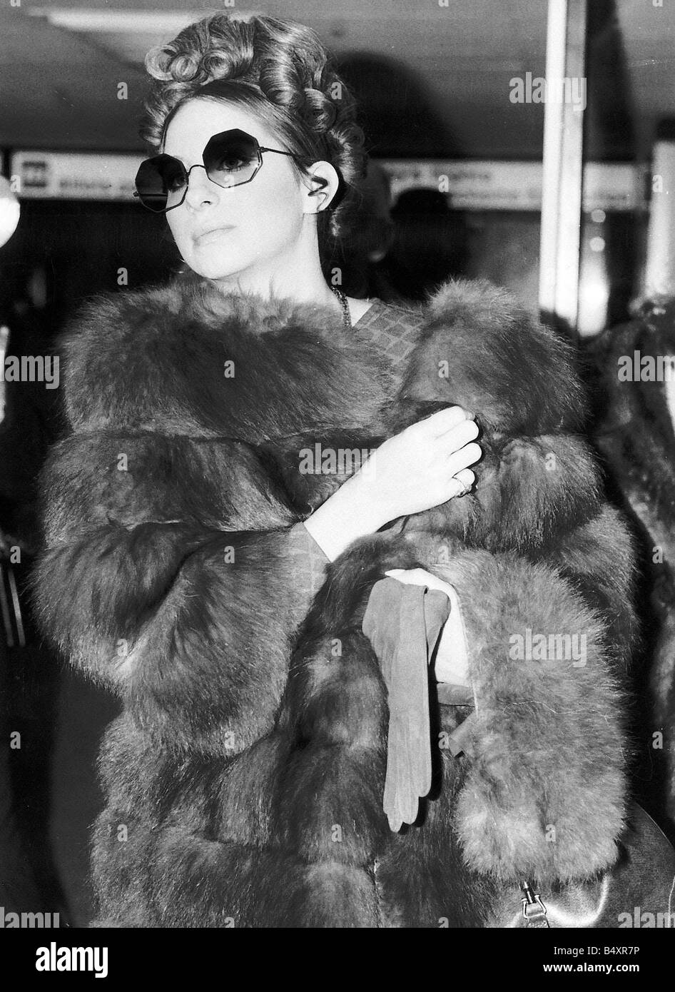 La chanteuse Barbra Streisand en manteau de fourrure Photo Stock - Alamy