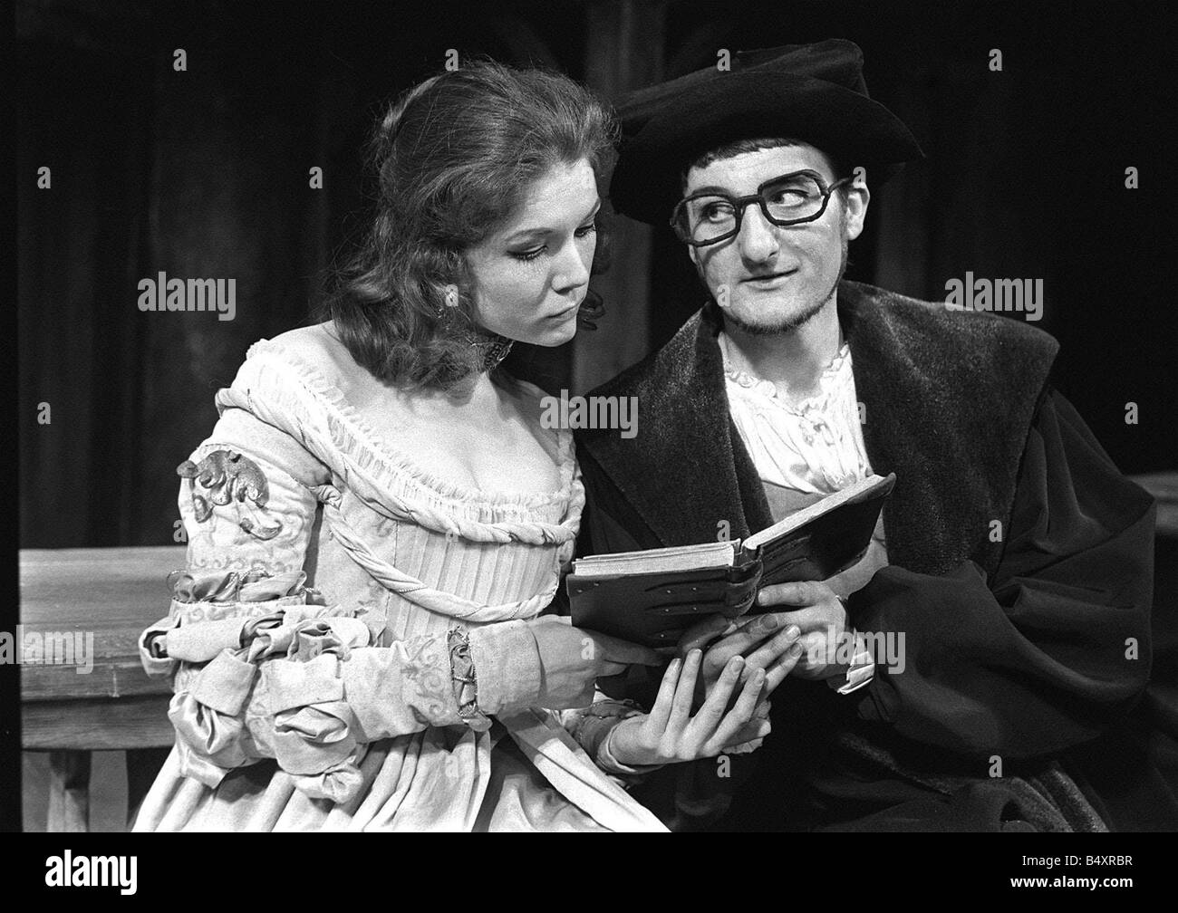 Diana Rigg Peter Jeffrey en production de Mégère Apprivoisée au Royal Shakespeare Theatre de Stratford Upon Avon 22 04 62 Banque D'Images