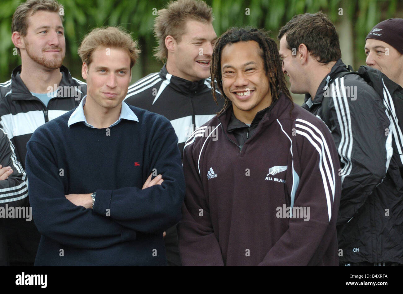 Le Prince William se réunit le capitaine des All Blacks Tana Umaga et l'équipe à leur centre de formation d'Auckland Nouvelle zélande Juillet 2005 Banque D'Images