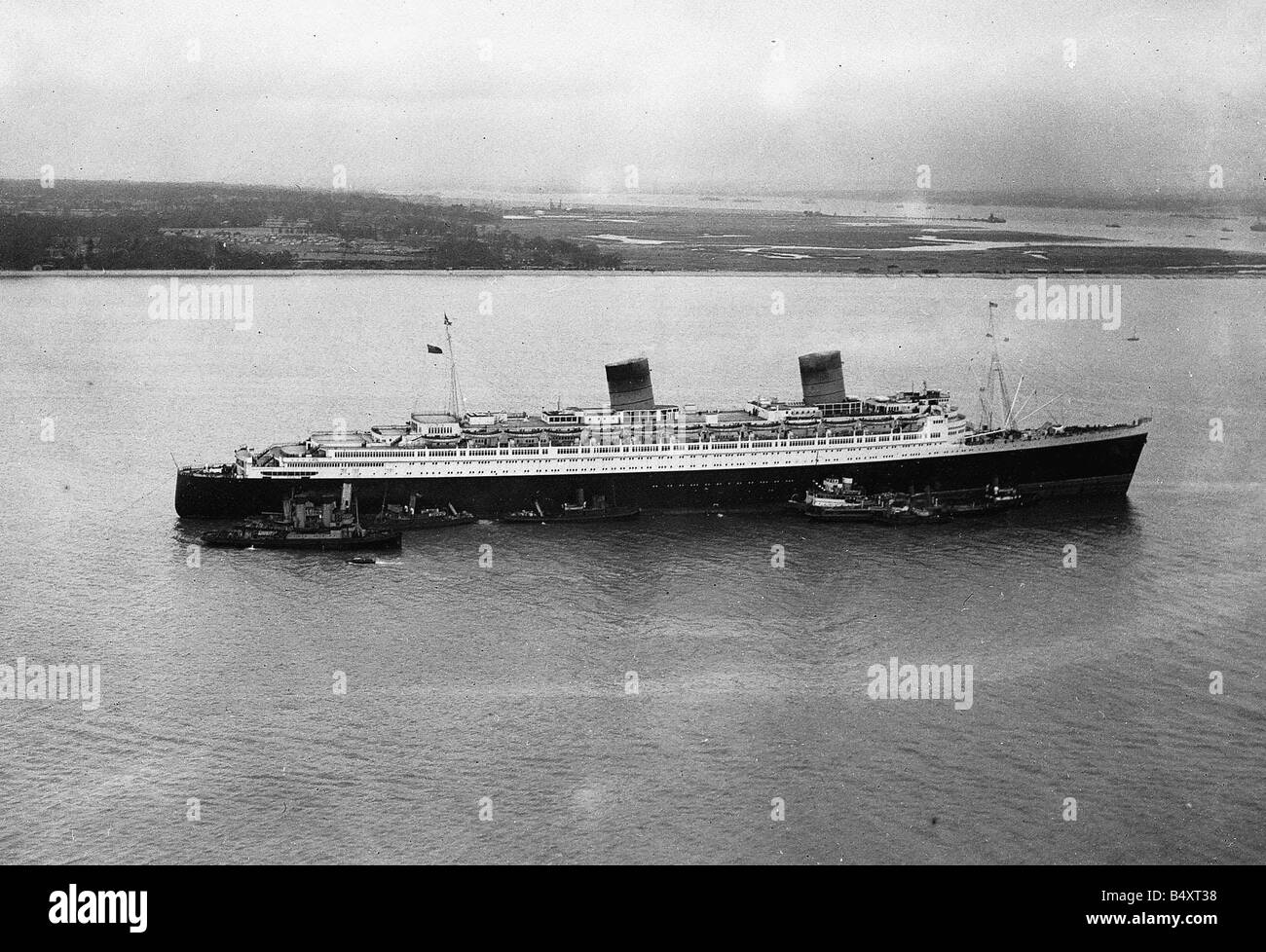 Le bateau de croisière Queen Elizabeth s'échouer dans les eaux de Southampton 1947 Banque D'Images