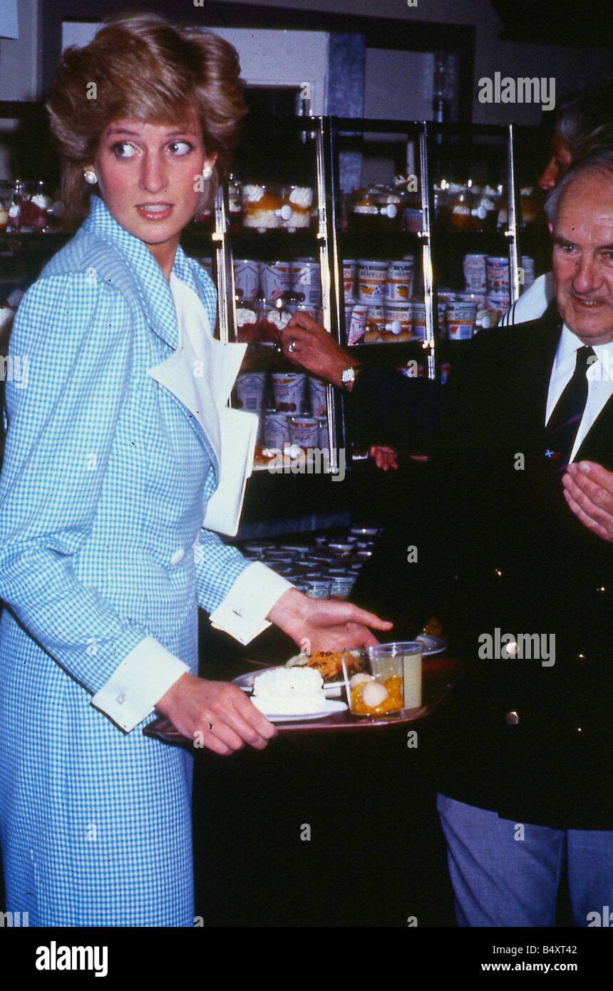 La princesse Diana Juillet 1986 Commonwealth Games village Édimbourg cantine avec plateau de nourriture Banque D'Images