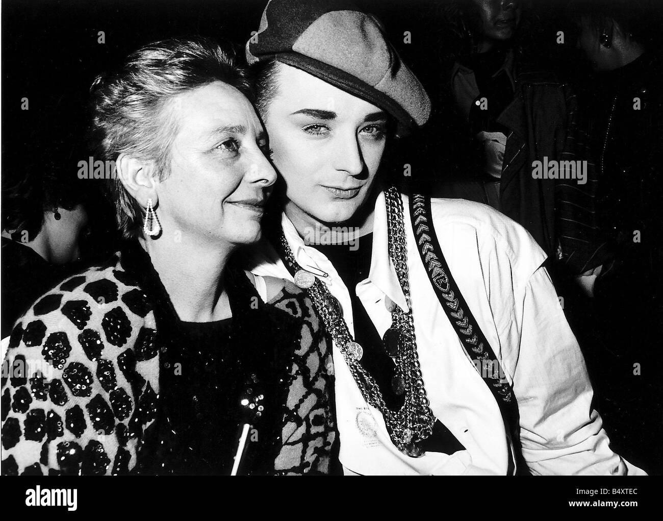 Boy George, chanteur du groupe de Pop Culture Club avec sa mère Banque D'Images
