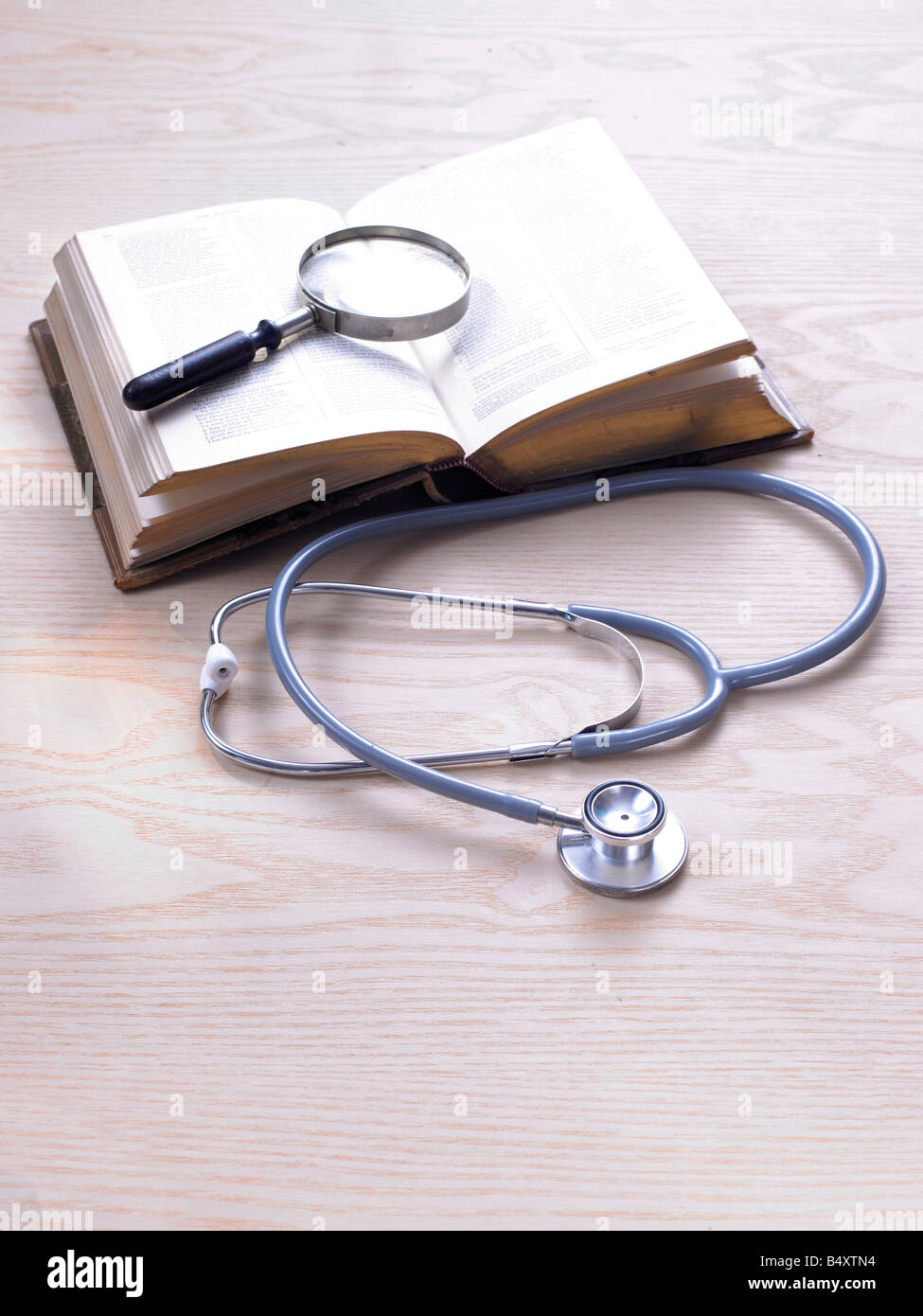 Gavel, law book,loupe, stéthoscope Banque D'Images