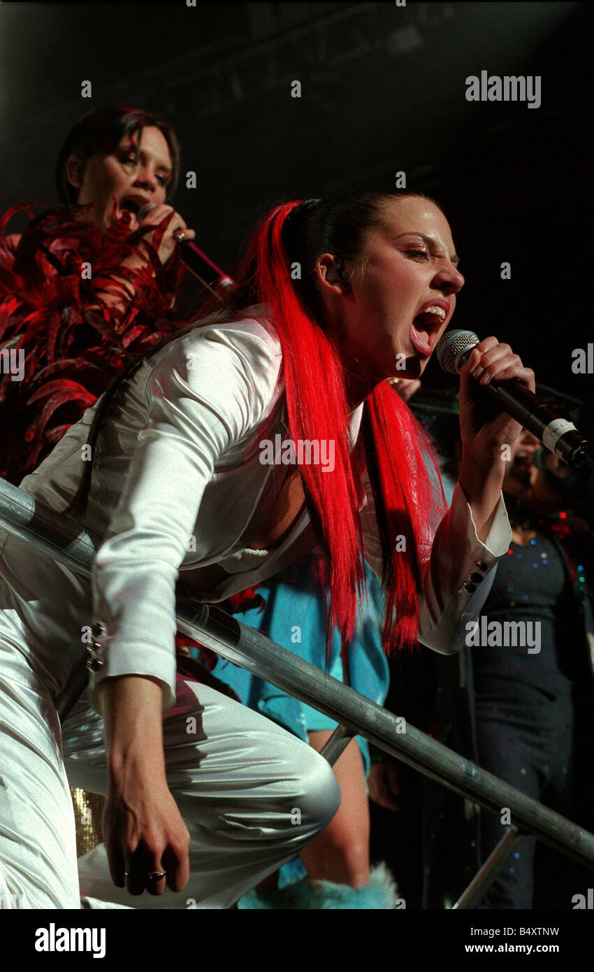 Mel C Melanie Chisholm Sporty Spice 98 septembre du groupe pop Spice Girls sur scène en concert le chant Banque D'Images Mel C Melanie Chisholm Sporty Spice 98 septembre du groupe pop Spice Girls sur scène en concert le chant Banque D'Images