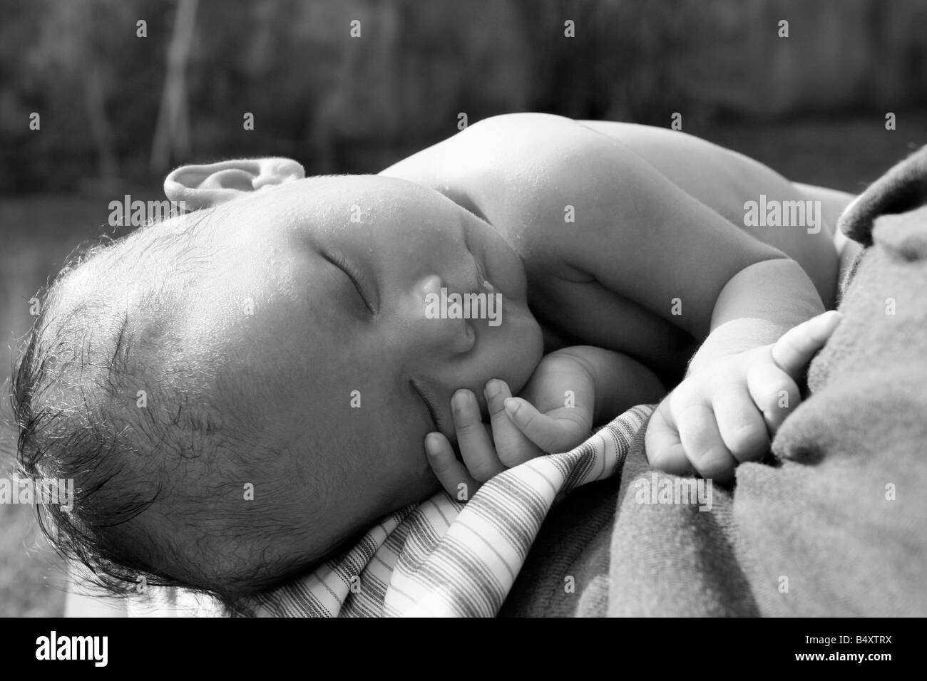 Bébé de 2 mois de sommeil pendant les bains de soleil Banque D'Images