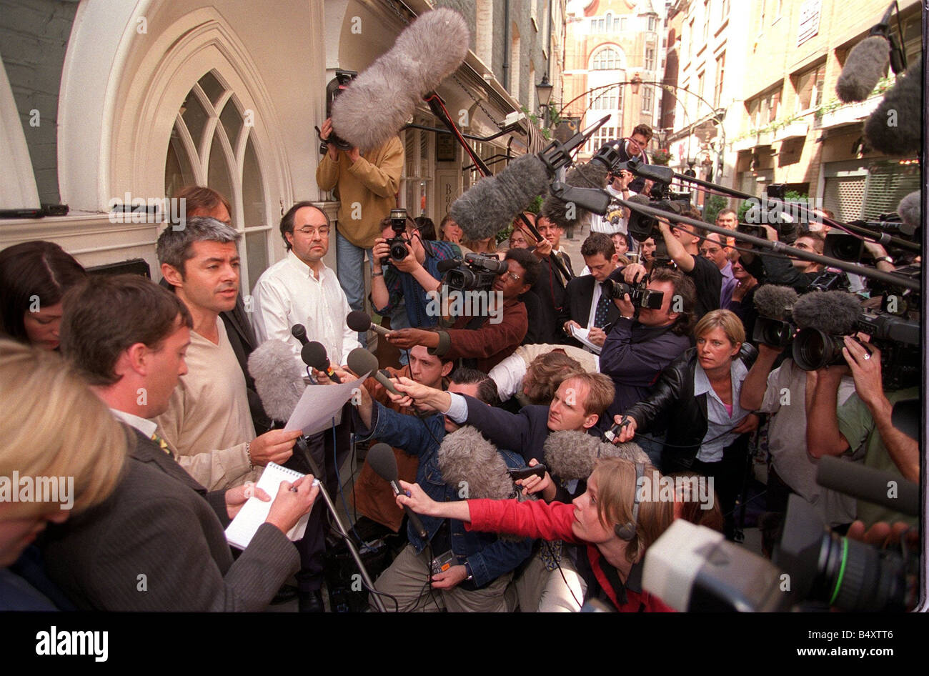 La scène à l'extérieur les Spice Girls PROCUREURS À ST CHRISTOPHERS LIEU DE OXFORD STREET JULIAN MAI 1998 TURTON ANDREW THOMSON LES FILLES SOLLICITEUR ET ALAN EDWARDS A DONNÉ TOUTES LES DÉCLARATIONS CONCERNANT Geri Halliwell S SPLIT DU GROUPE Banque D'Images La scène à l'extérieur les Spice Girls PROCUREURS À ST CHRISTOPHERS LIEU DE OXFORD STREET JULIAN MAI 1998 TURTON ANDREW THOMSON LES FILLES SOLLICITEUR ET ALAN EDWARDS A DONNÉ TOUTES LES DÉCLARATIONS CONCERNANT Geri Halliwell S SPLIT DU GROUPE Banque D'Images