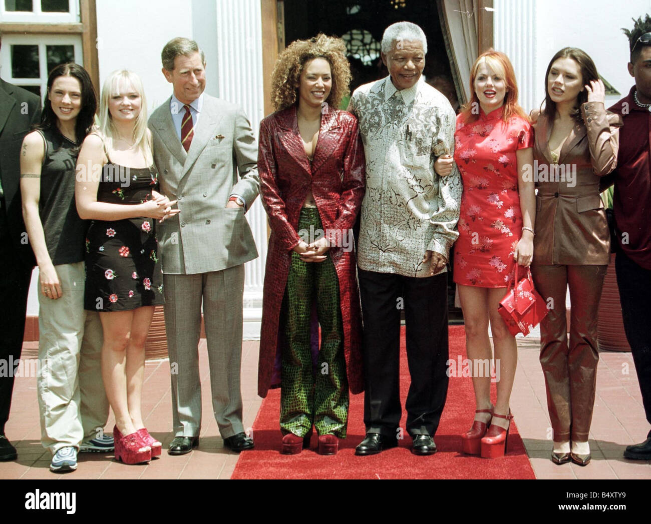 Le président Nelson Mandela et le Prince Charles rencontrez les Spice Girls à Johannesburg 01 11 97 Les filles sont à l'exécution de ce soir du stade de Johannesburg ont été le Prince Charles prend le prince Harry sur son premier engagement du public pour satisfaire les Spice Girls et regarder leur concert Banque D'Images Le président Nelson Mandela et le Prince Charles rencontrez les Spice Girls à Johannesburg 01 11 97 Les filles sont à l'exécution de ce soir du stade de Johannesburg ont été le Prince Charles prend le prince Harry sur son premier engagement du public pour satisfaire les Spice Girls et regarder leur concert Banque D'Images