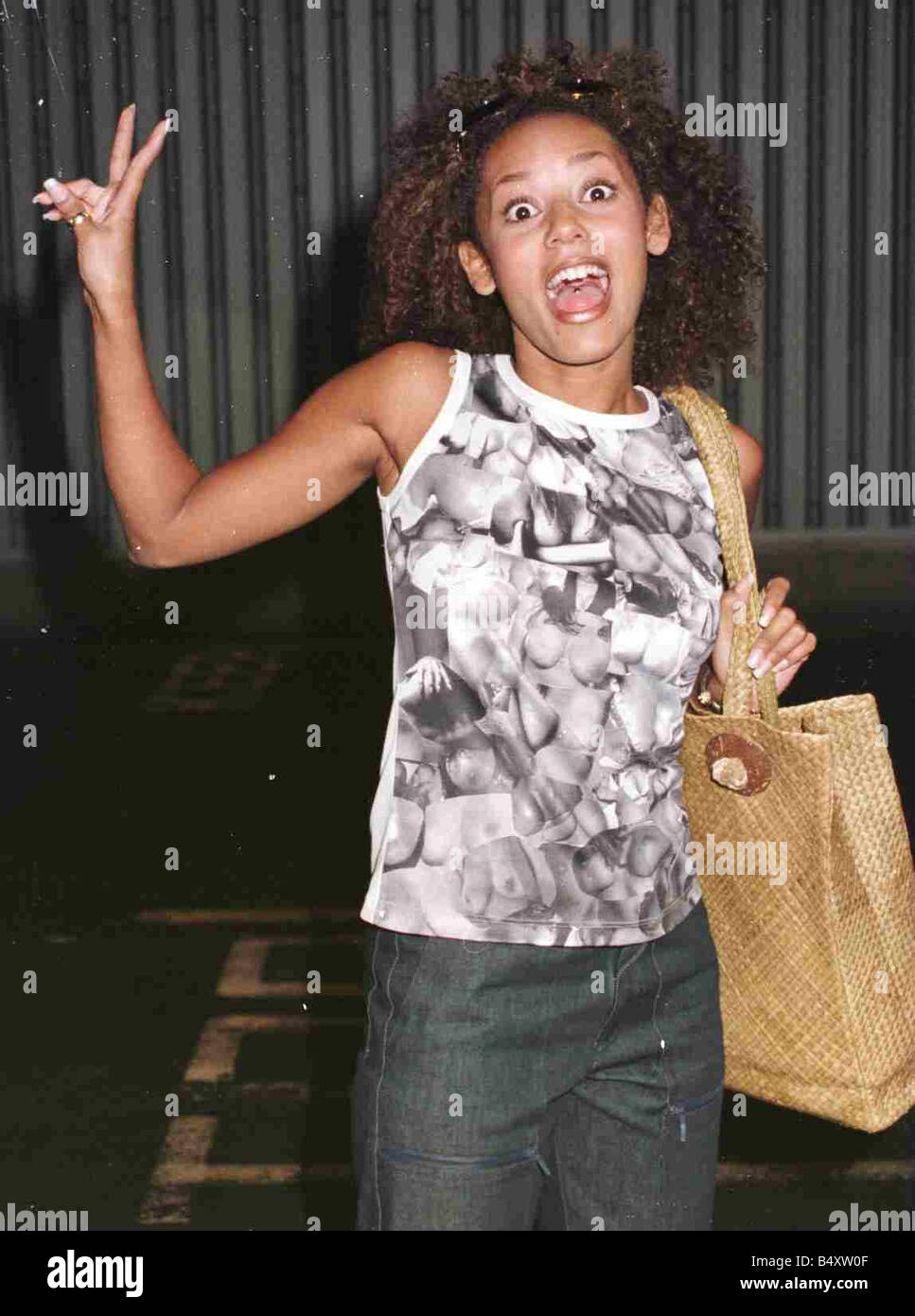 Mel B des Spice Girls arrivant à l'aéroport d'Heathrow à partir de l'Islande Banque D'Images Mel B des Spice Girls arrivant à l'aéroport d'Heathrow à partir de l'Islande Banque D'Images