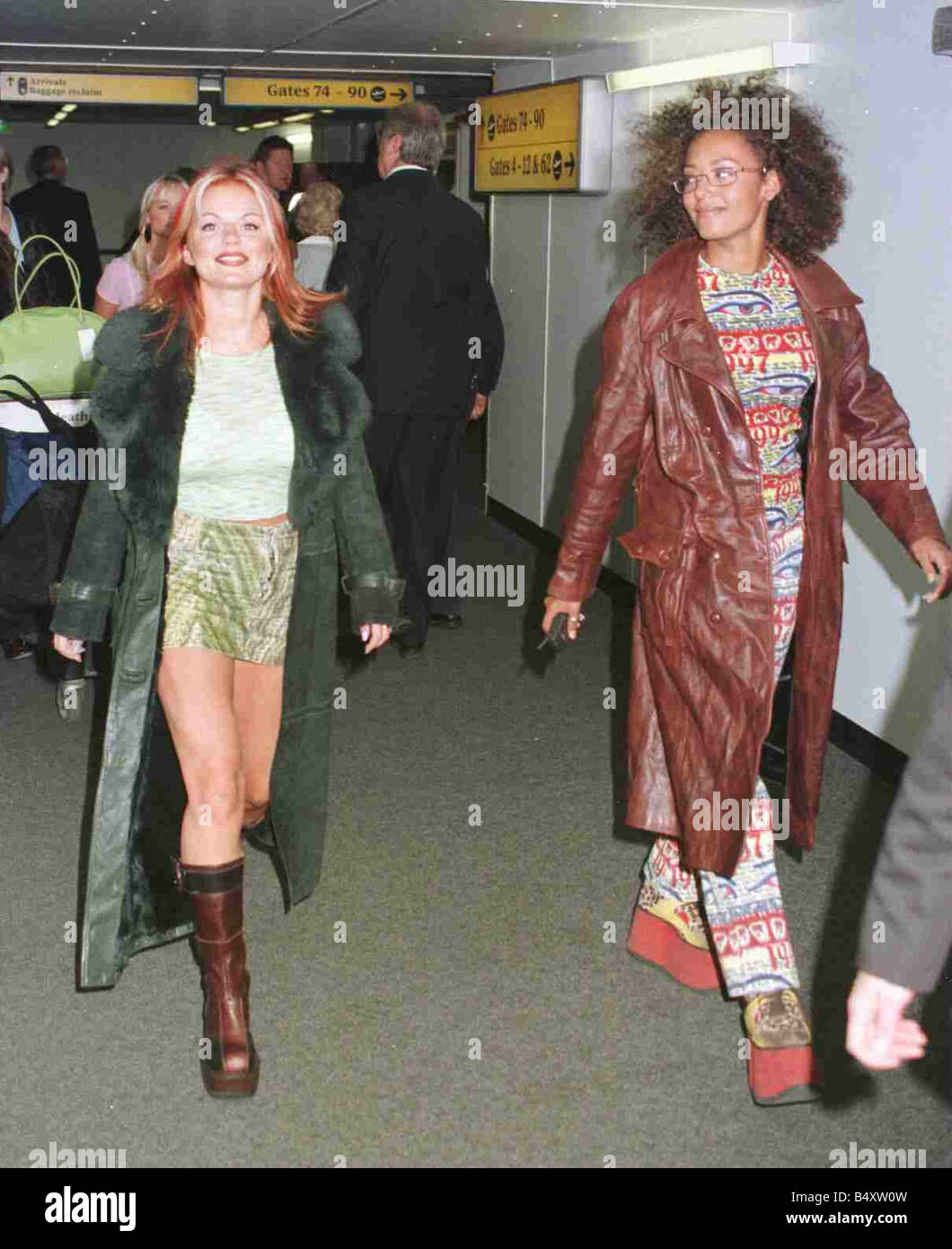 Spice Girls Geri Halliwell et Mel B quitter l'aéroport d'Heathrow et de Manchester le Princes Trust Concert Banque D'Images Spice Girls Geri Halliwell et Mel B quitter l'aéroport d'Heathrow et de Manchester le Princes Trust Concert Banque D'Images