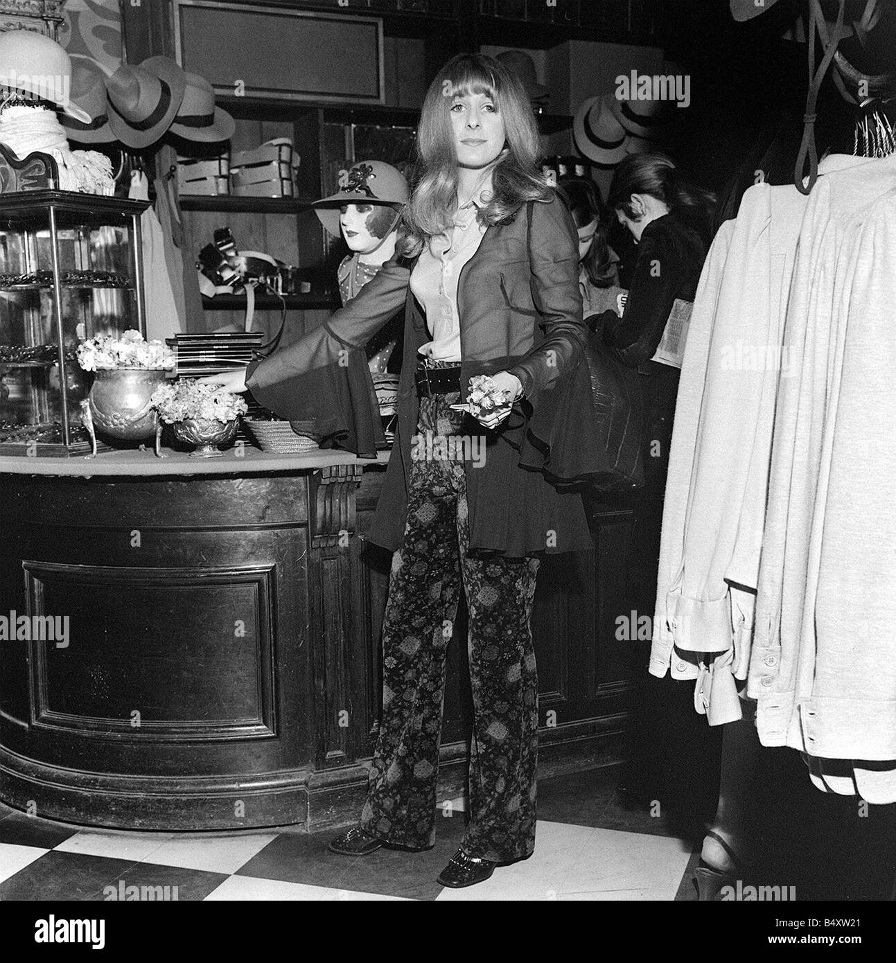 Fashion Boutique Biba Swinging Sixties Collection Mars 1969 Boutique shop assistant Valerie Allen 19 holding Flowers dans le Biba shop London 1960 Abeilles genoux Banque D'Images