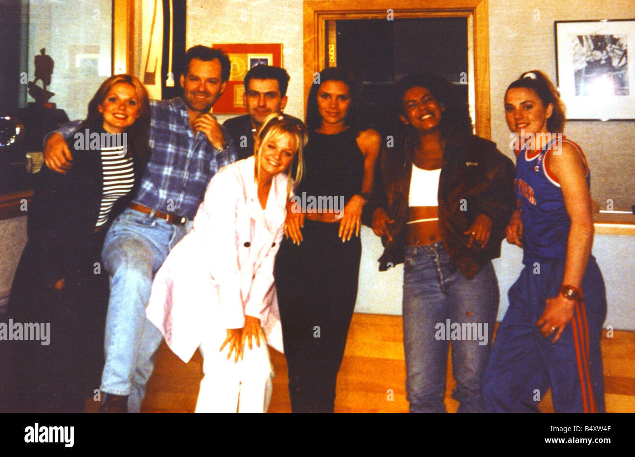 Spice Girls Real Radio boss et DJ Jay Crawford dans une photo avec les spice girls avant qu'ils ont grande Jay tient le Gingembre Banque D'Images Spice Girls Real Radio boss et DJ Jay Crawford dans une photo avec les spice girls avant qu'ils ont grande Jay tient le Gingembre Banque D'Images
