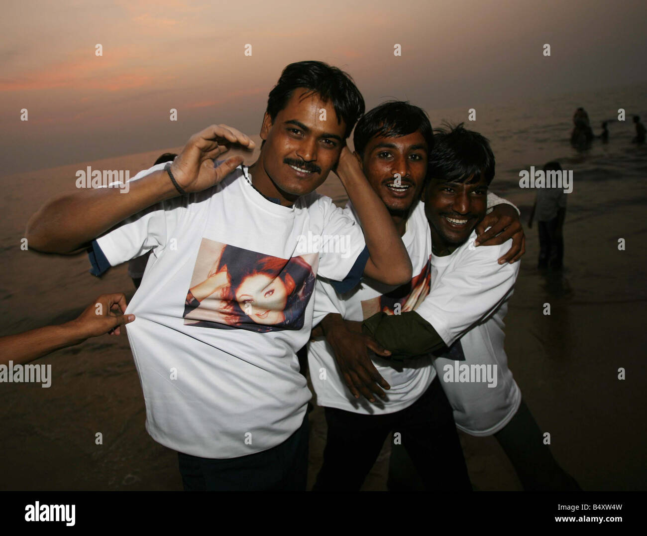 La fièvre Shilpa Shetty a éclaté dans la plage de Juhu domaine de la ville de Mumbai en Inde en tant que résidants prêts pour la finale de Celebrity Big Brother qui a été remporté par l'actrice de Bollywood 28 Janvier 2007 Banque D'Images