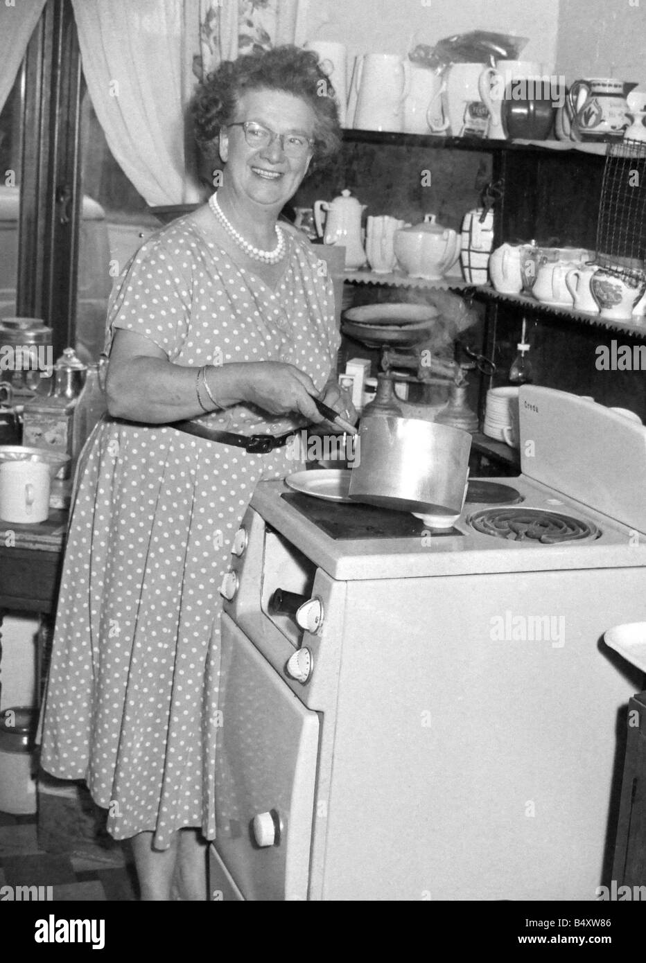 Plus heureux de tous les gens qui vivent au bord du canal de l'est Mme Beatrice Kerr son chalet à Preston Bagot est un lieu de rassemblement pour Banque D'Images