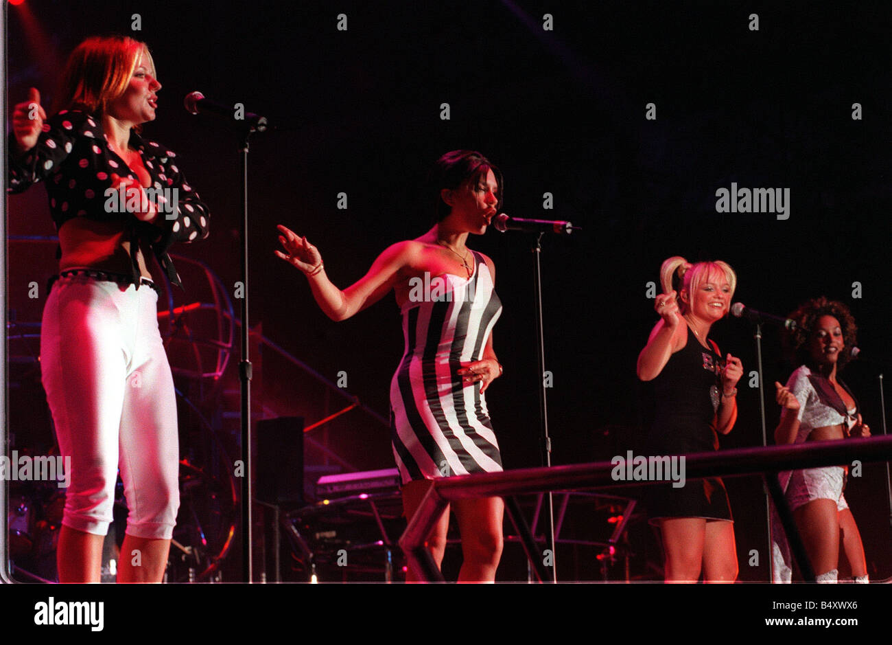 Spice Girls chanter sur scène lors de leur concert à Glasgow SECC Avril 1998 Banque D'Images Spice Girls chanter sur scène lors de leur concert à Glasgow SECC Avril 1998 Banque D'Images