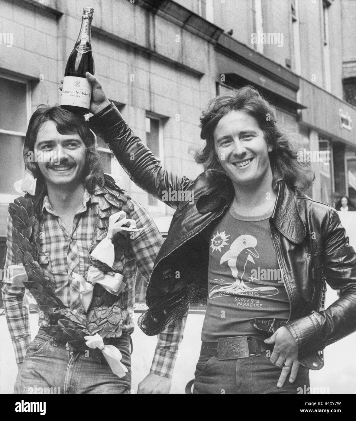 Geordie l'ancien groupe de Brian Johnson, chanteur du groupe rock AC DC Brian Gibson célèbre gagner une course de voitures de production à l'éclosion de la marque pop stars de gauche à droite Brian Gibson Tom Hill 12 08 74 Banque D'Images