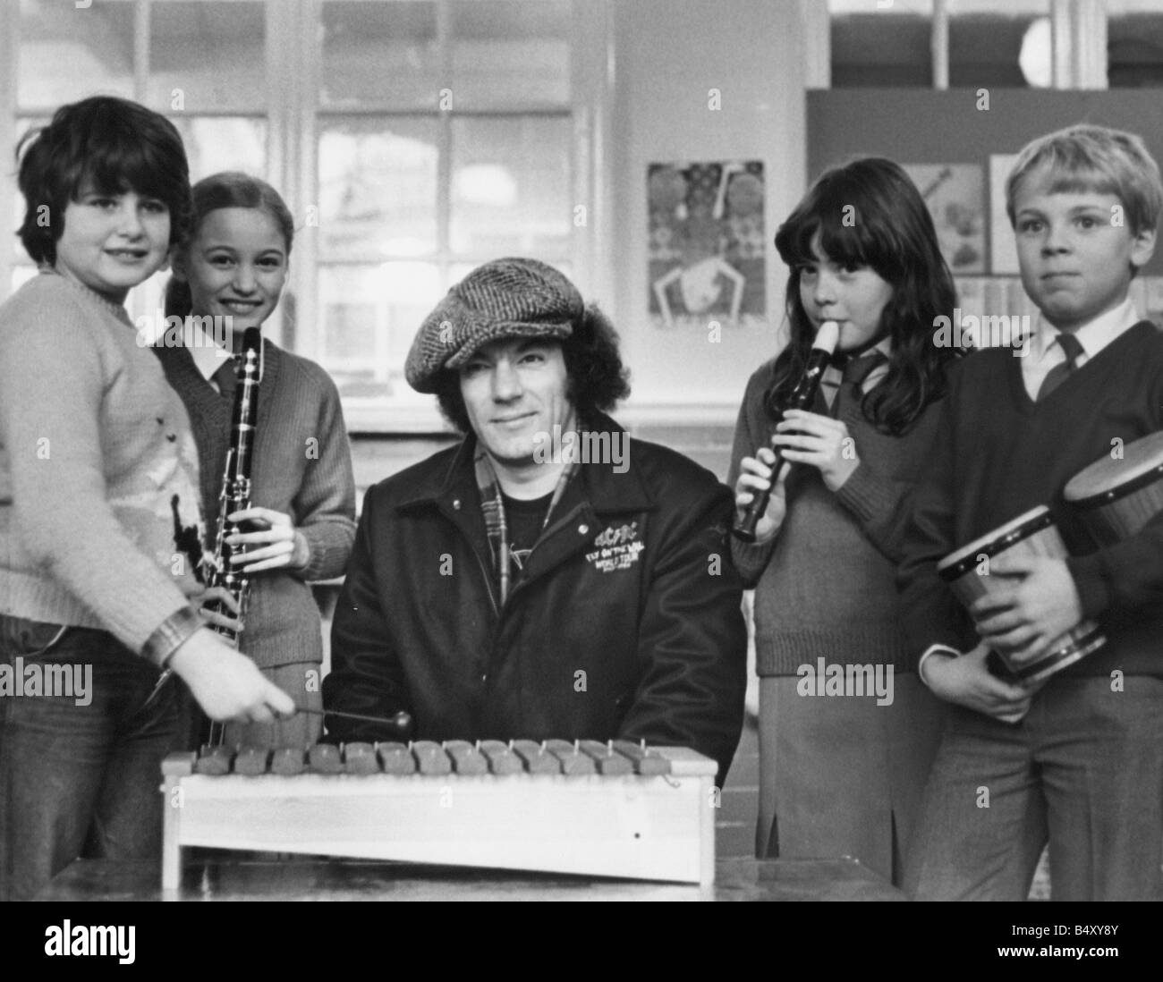 Brian Johnson, chanteur du groupe rock AC DC revient à l'ancienne école Dunston Hill Les bébés et Juniors et est entretenue par certains membres de l'orchestre de l'école de gauche à droite Karen Lee Louise Harrison Brian Johnson Katya Owen et John Capps 100186 Banque D'Images