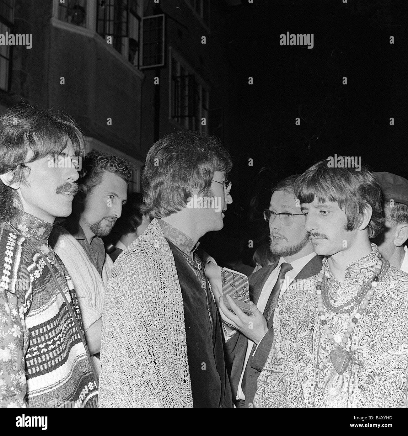 Les Beatles Ringo Starr, George Harrison et John Lennon Août 1967 parler à la presse et médias Swinging Sixties Collection Banque D'Images