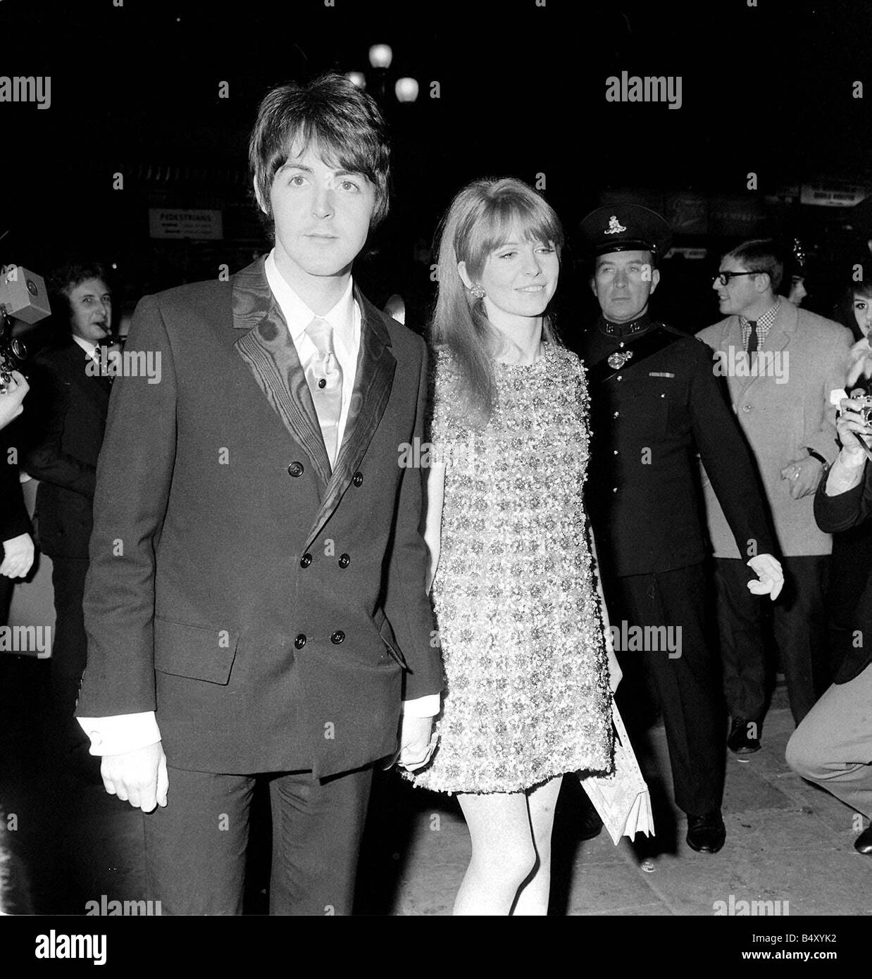 Beatle Paul McCartney et petite amie Jane Asher Octobre 1967 au premier ministre de le film que j'ai remporté la guerre Swinging Sixties Collection Banque D'Images