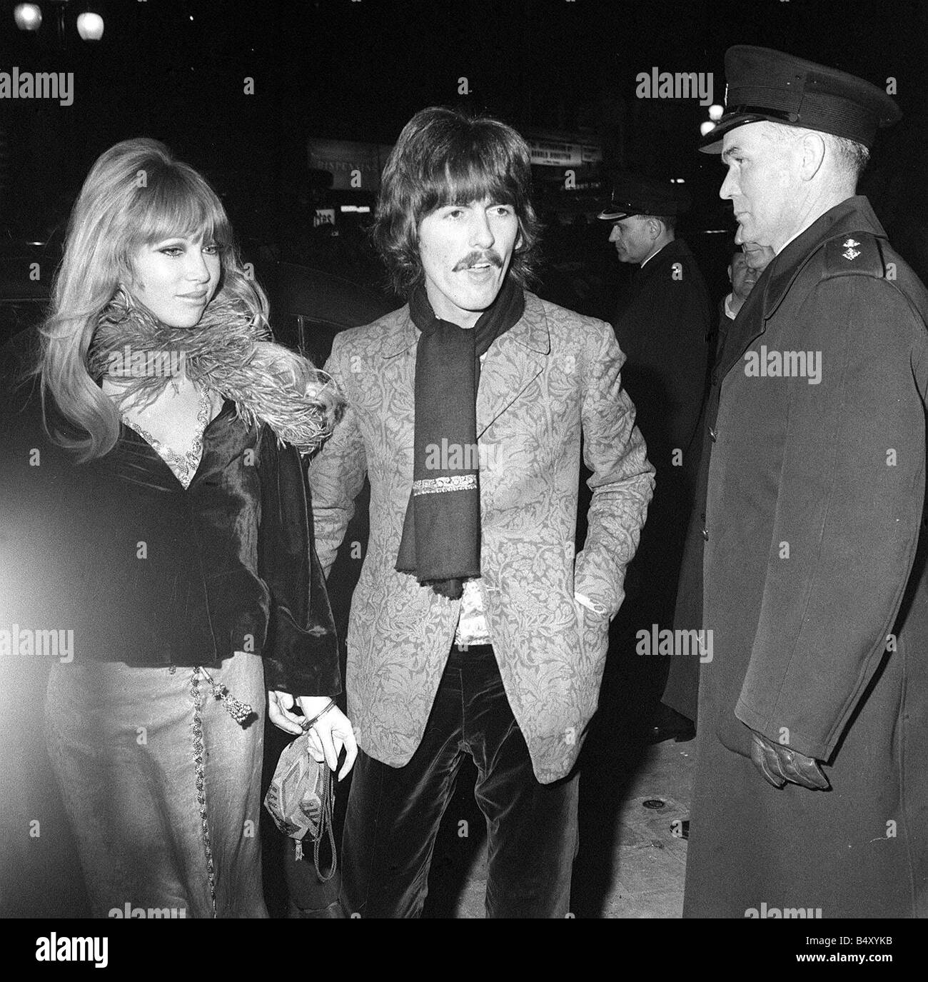 George Harrison et sa femme Patti Boyd Oct 1967 arrivant à premier ministre de ce film que j'ai gagné la guerre des années 60 Collection oscillante Banque D'Images