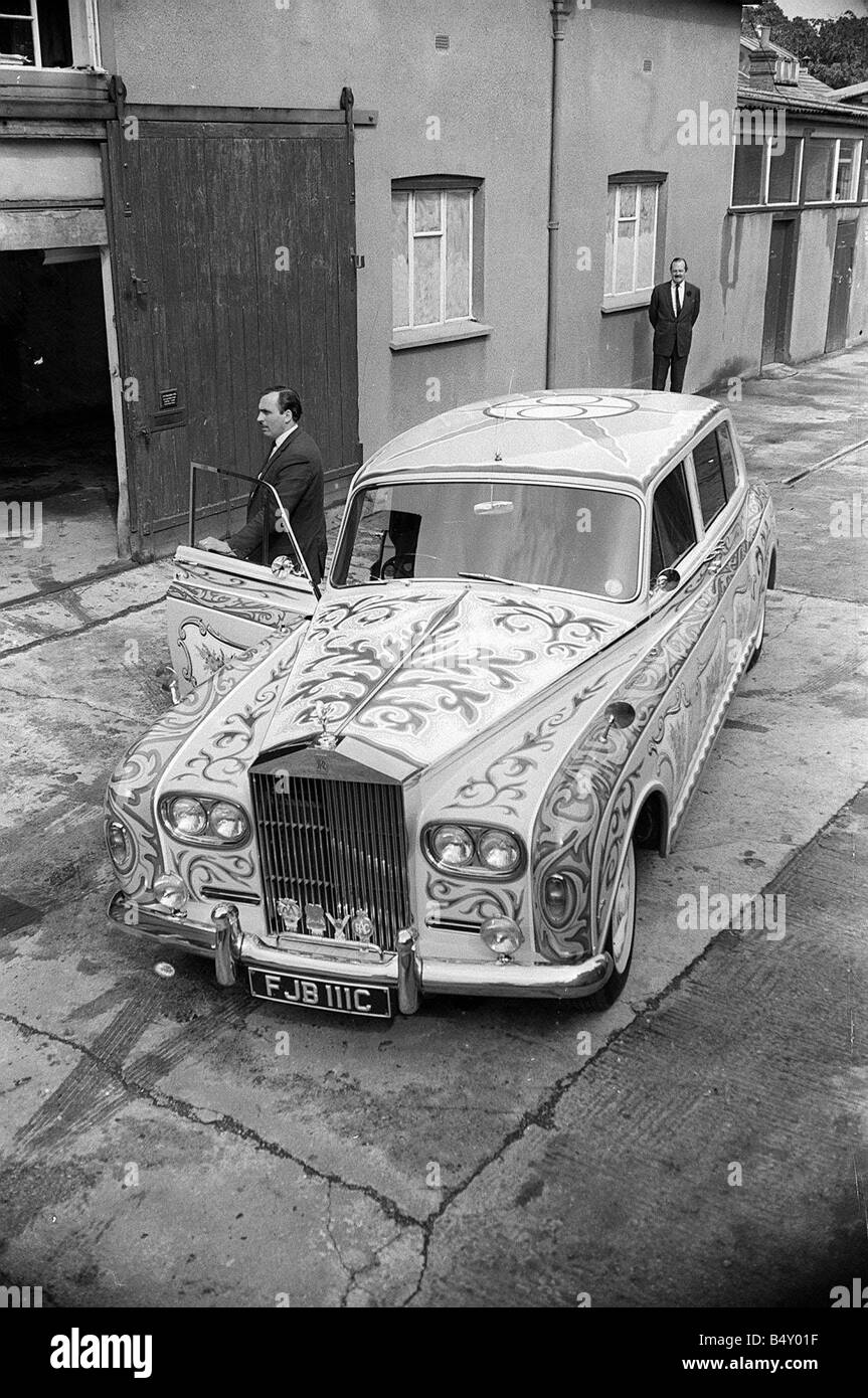John Lennon The Beatles Pop Group Rolls Royce Mai 1967 quitte la voiture décorée de peinture Banque D'Images