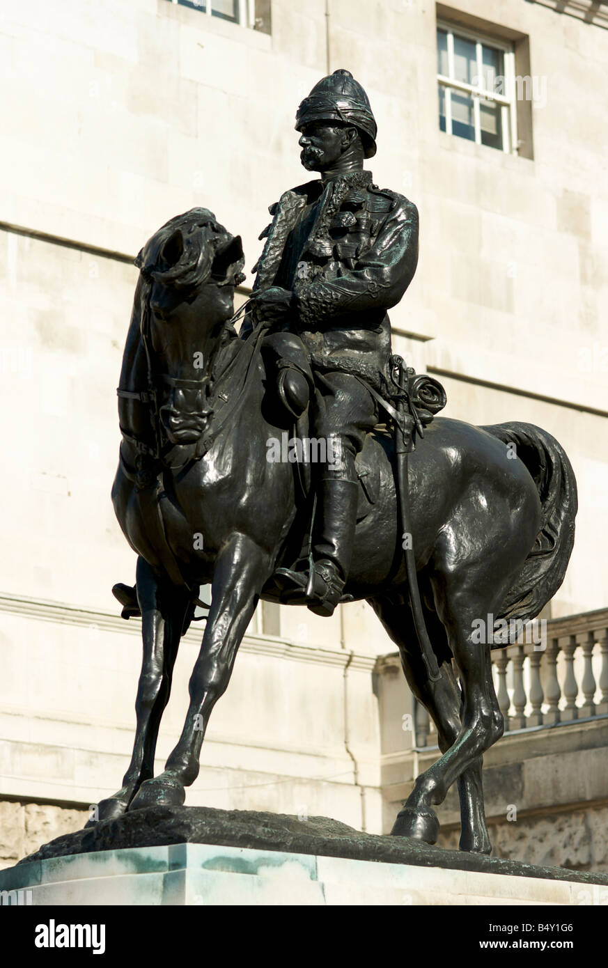 Statue équestre du comte Roberts le Britsh commandant dans la guerre des Boers donnant sur Horse Guards Parade à Londres UK Banque D'Images