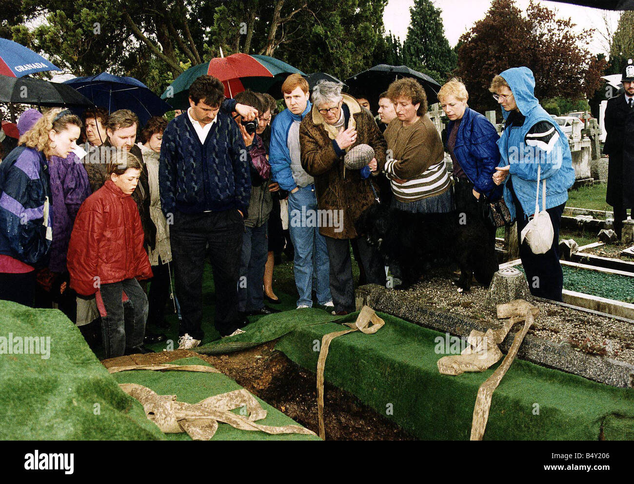 Benny Hill funérailles comédien avec les fans sur la tombe Photo Stock