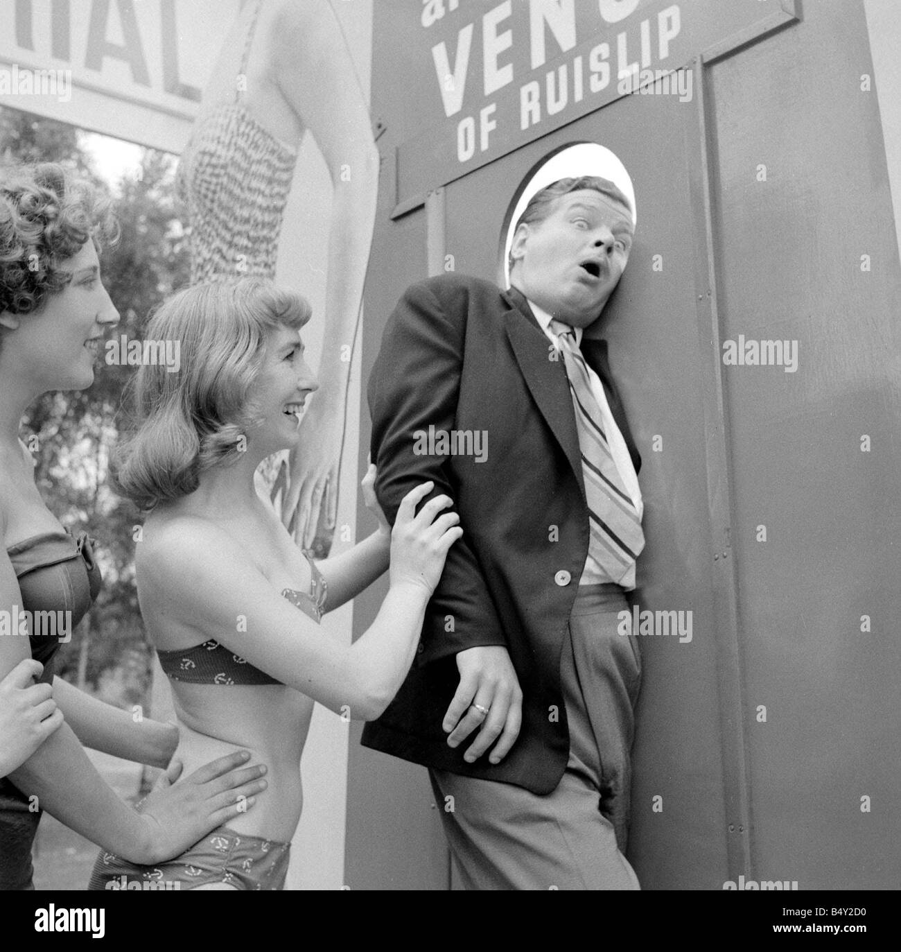 03 08 1955 Plage Boshen Vénus compétition à Ruislip Lido humoriste Benny Hill avec certains des participants Banque D'Images