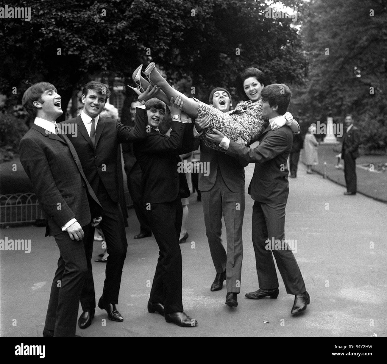 Groupe pop les Beatles Septembre 1963 John Lennon Paul McCartney George Harrison Ringo Starr variété déjeuner Club 1963 les Beatles avec Billy J. Kramer et Susan Maughan à l'Embankment Gardens Banque D'Images