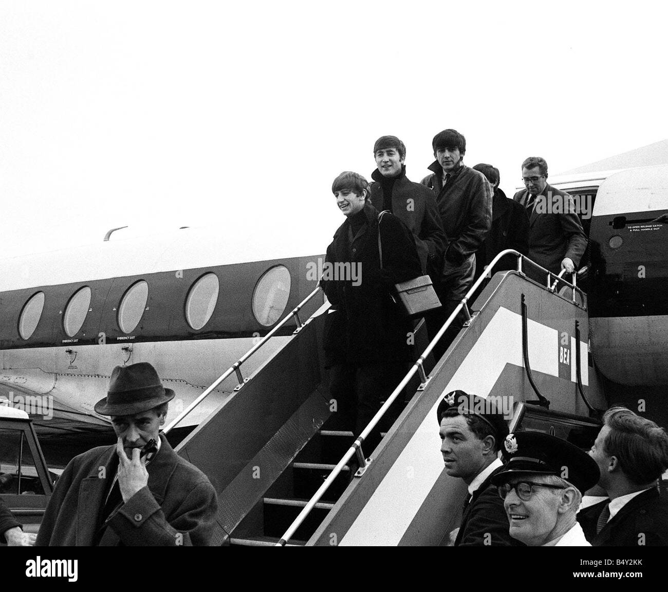 Groupe pop les Beatles Novembre 1963 John Lennon Paul McCartney George Harrison Ringo Starr les Beatles à l'aéroport de Londres sur les marches de l'avion de Belfast Banque D'Images