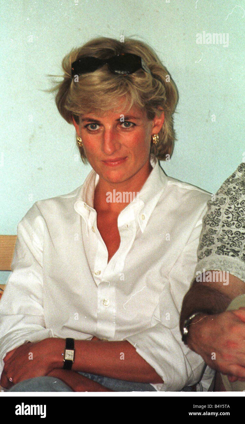 La princesse Diana visites Zenica en août 1997 où elle a observé un certain nombre de victimes des mines terrestres jouer Volley Ball Banque D'Images